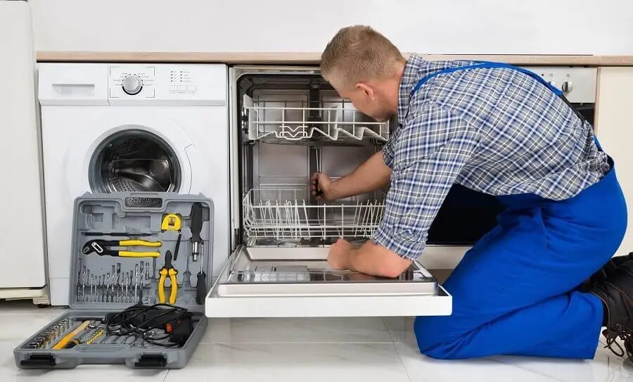 Adapazarı Buderus servisi teknisyen ekibi beyaz eşya tamiri yaparken